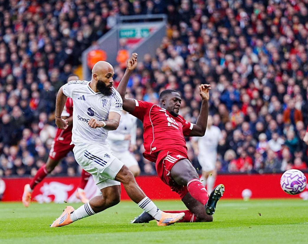 斯洛特昏招废麦卡,马奎尔准绝杀,曼联2-1破利物浦主场不败金身