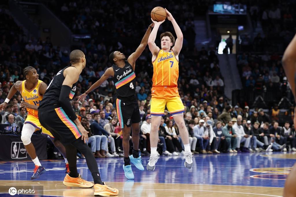 文班16+8米勒26+8鲍尔16+8+8 黄蜂击败马刺迎六连胜